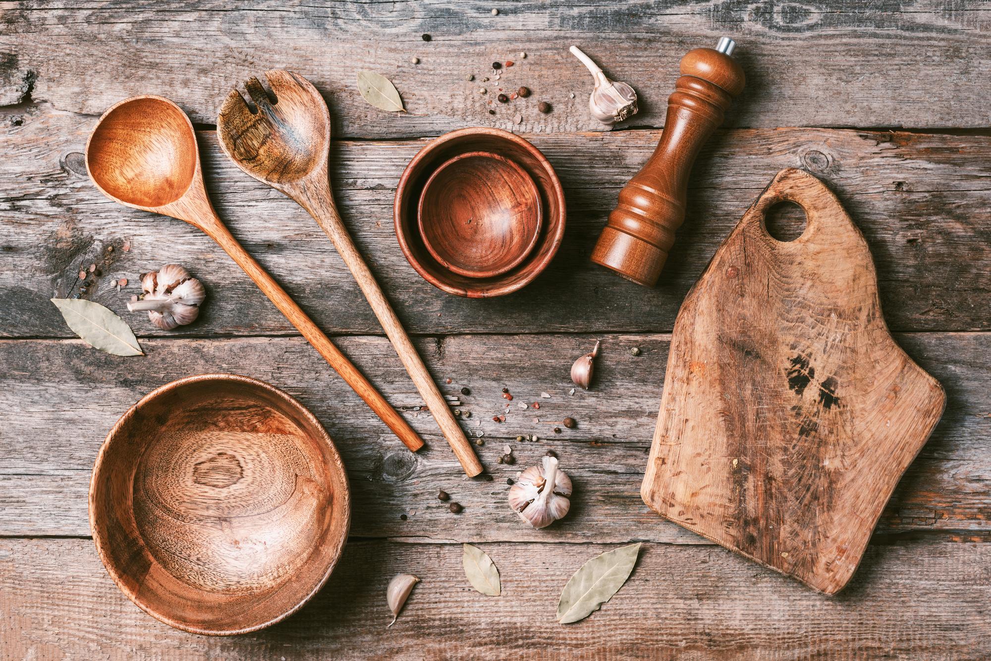 Laboratorio di cucina con attrezzi in legno e ceramica